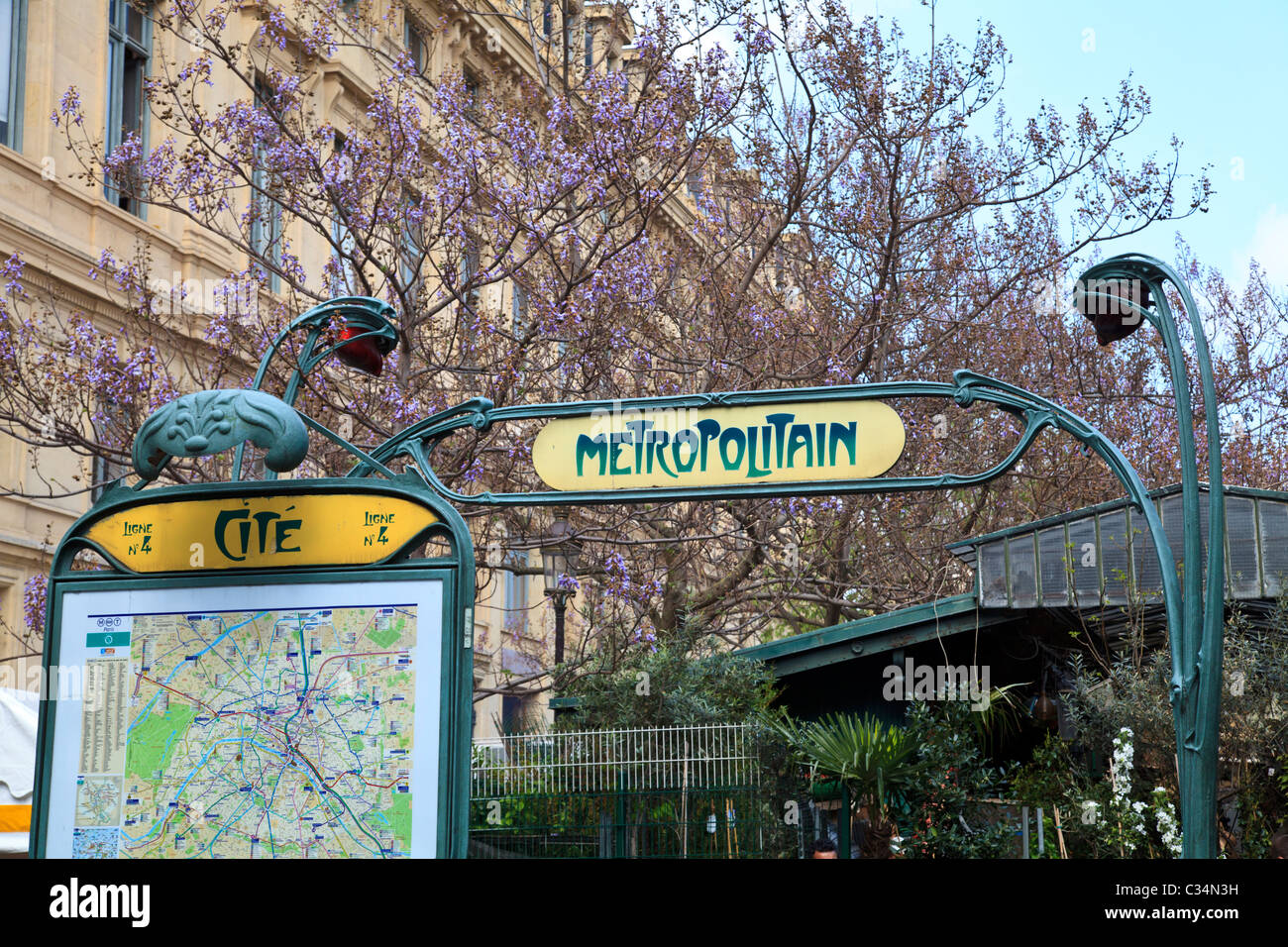 Eingang im Jugendstil zur Metro Cite Paris Stockfoto