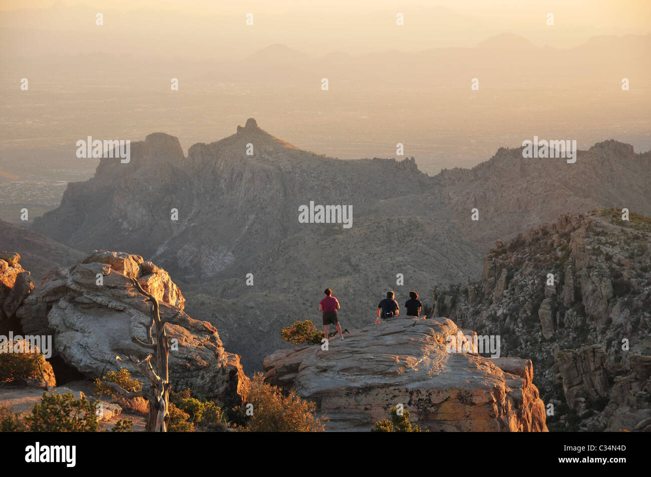 Touristen im windigen Punkt Vista auf Mount Lemmon, Tucson, Arizona, USA, Coronado National Forest, Sonora-Wüste. Stockfoto