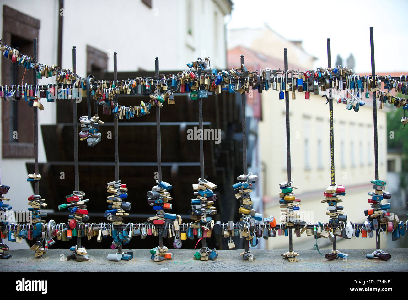 Velkoprevorsky Mlyn in Kampa Park Prag, Vorhängeschlösser für Wünsche und Glück Stockfoto