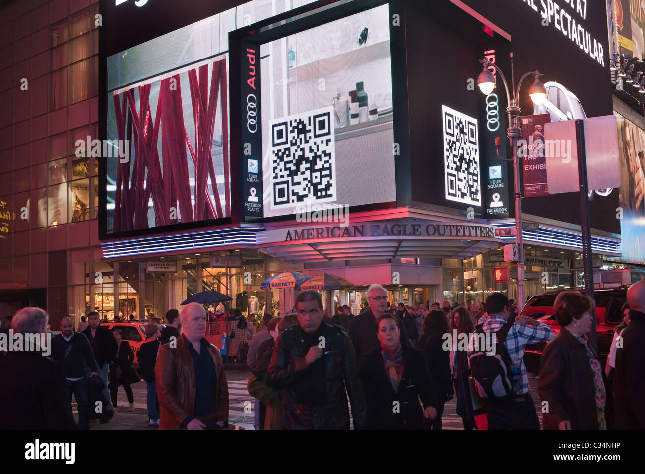 Das beleuchtete Display von American Eagle Outfitters speichern in New York Einrichtungen QR-Codes (quick Response) für Werbetreibende Stockfoto