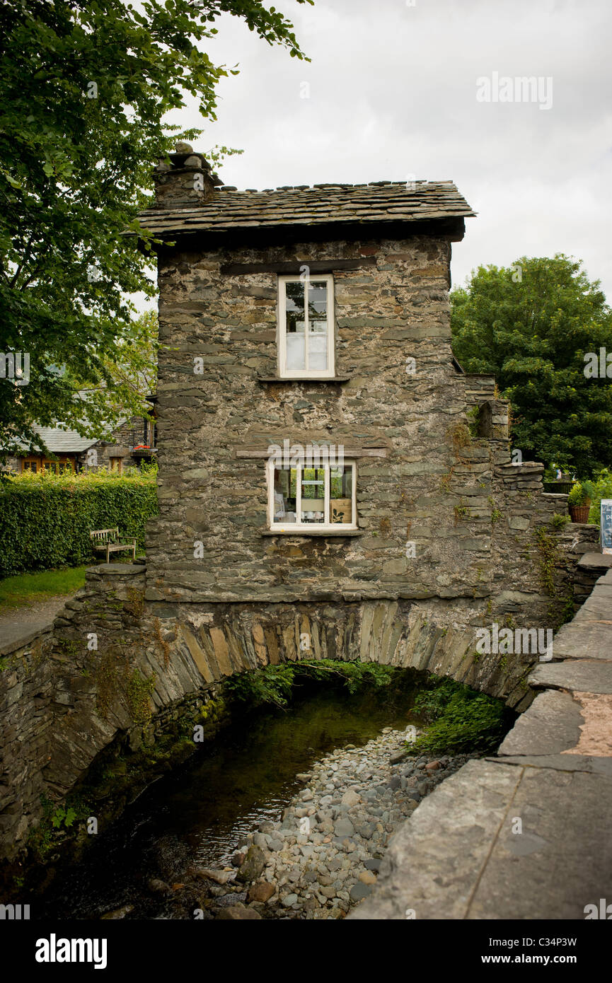 Bridge House, Ambleside - kleines Steinhaus auf einer Brücke über den Stock Beck Fluss. Cumbria. Stockfoto