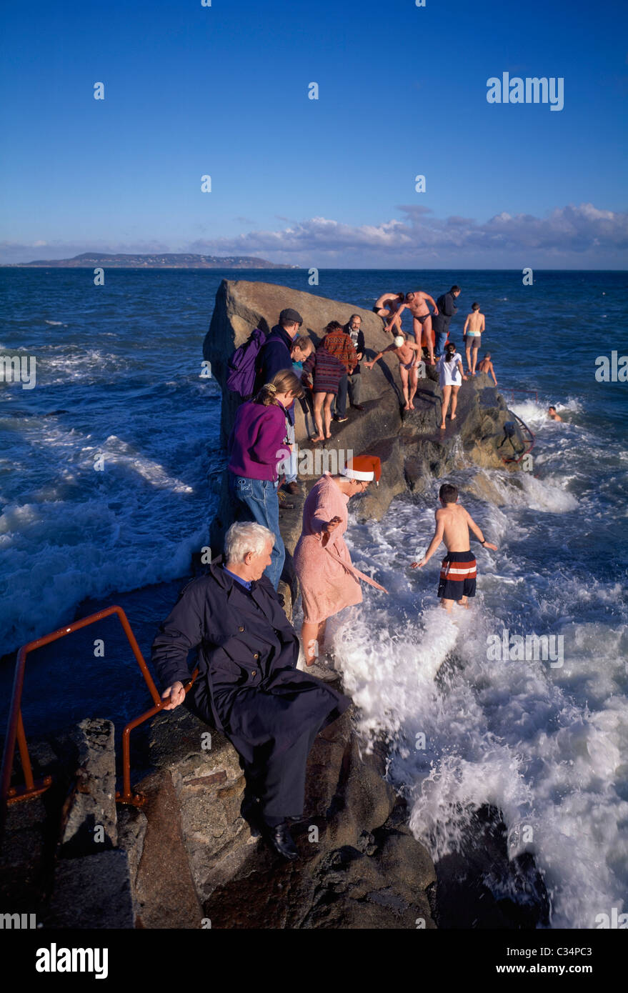 Dun Laoghaire, Co. Dublin, Irland; Menschen, die In der Weihnachtszeit Teil 40 Fuß schwimmen Stockfoto