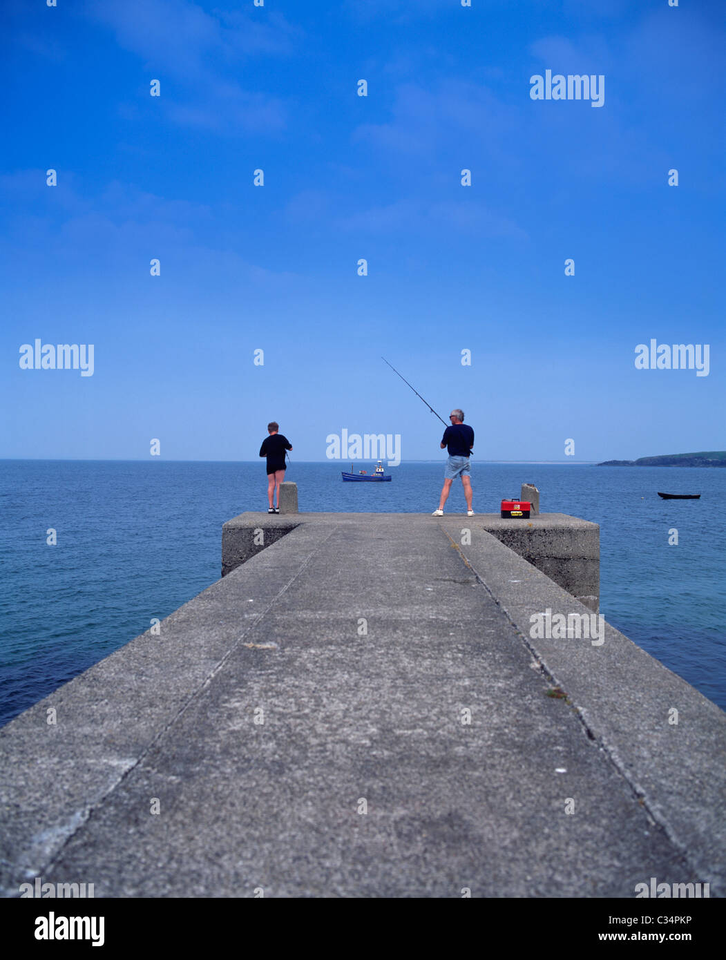 Achill Island, Co. Mayo, Irland; Vater und Sohn Fischerei vor Doogort Pier Stockfoto