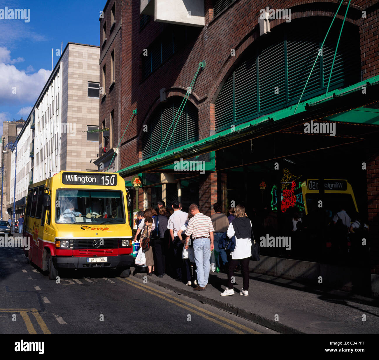 Temple Bar, Co Dublin, Irland; Menschen, die Schlange für den Bus Stockfoto