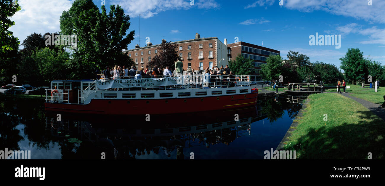Dublin, Co. Dublin, Irland; Ein Lastkahn Partei durch den Canal Grande Stockfoto