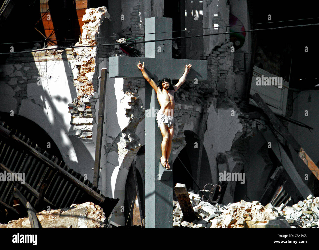 Statue von Jesus am Kreuz vor der eingestürzten Kirche Sacre Coeur, Port au Prince nach dem Erdbeben 2010 Stockfoto