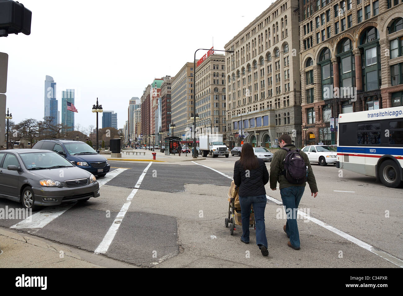 Fußgänger überqueren Sie an einer Kreuzung in der Innenstadt von Chicago Stockfoto