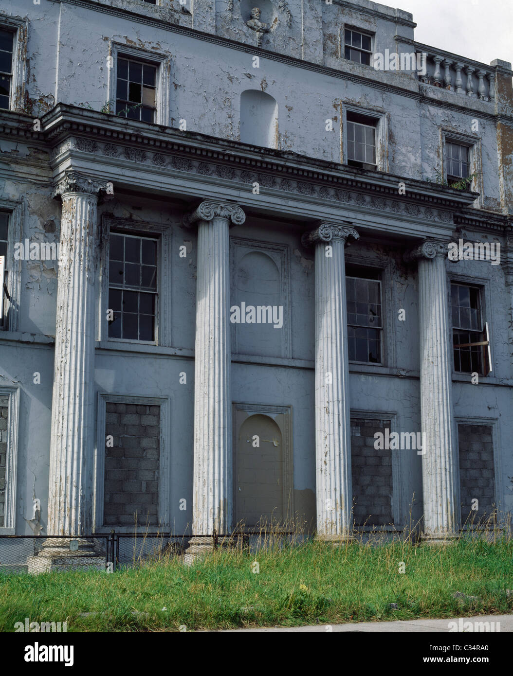 Harcourt Terrasse, Co Dublin, Irland; baufällige Gebäude außen Stockfoto