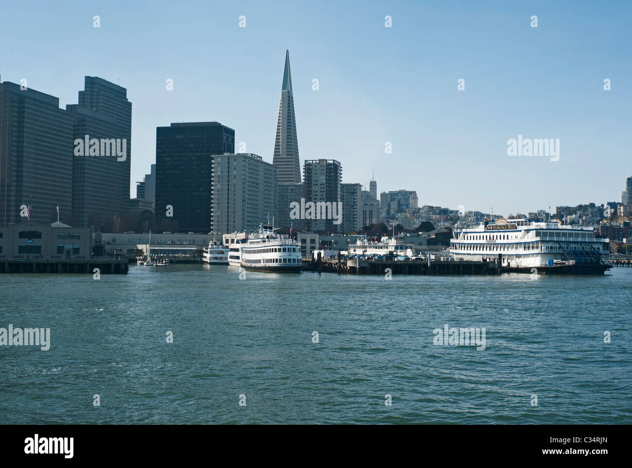 Blick auf die Skyline von San Francisco, Wolkenkratzer Waterfront, Fähren, Stockfoto