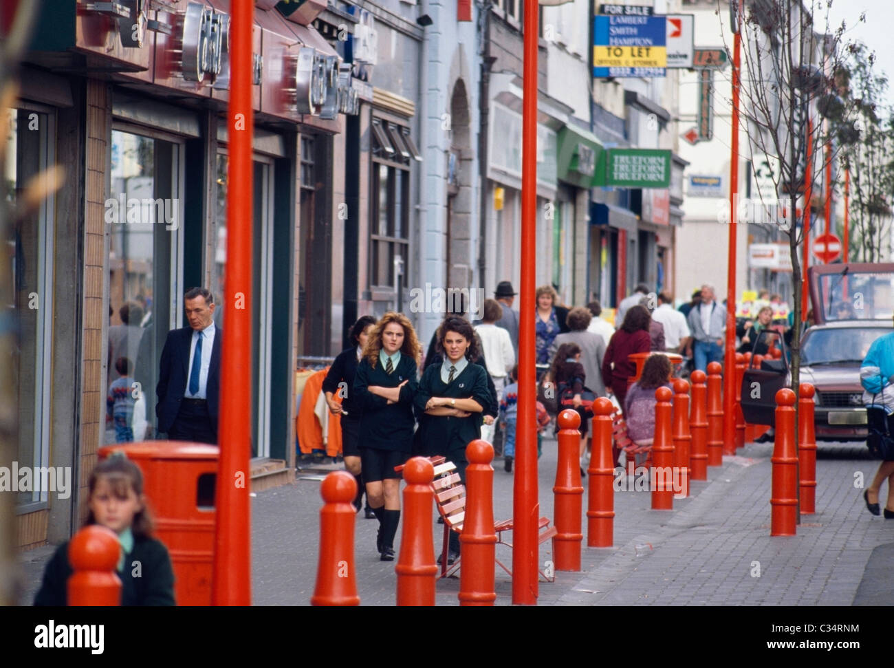 SchülerInnen, die zu Fuß auf der Straße, Newry, County Down, Irland Stockfoto