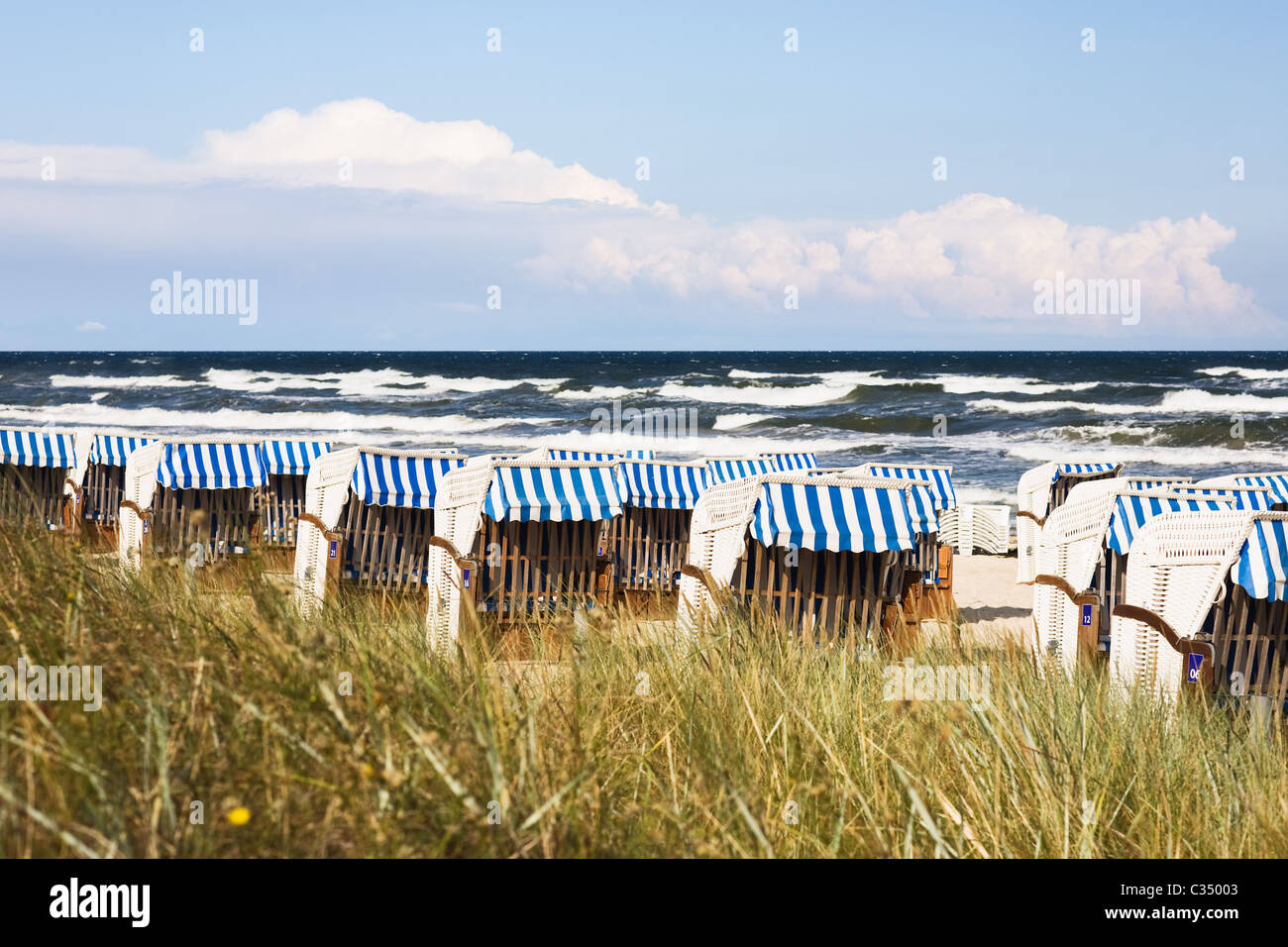 Leere überdachten Strand Korbsessel Strandhotel, Rügen, Deutschland Stockfoto