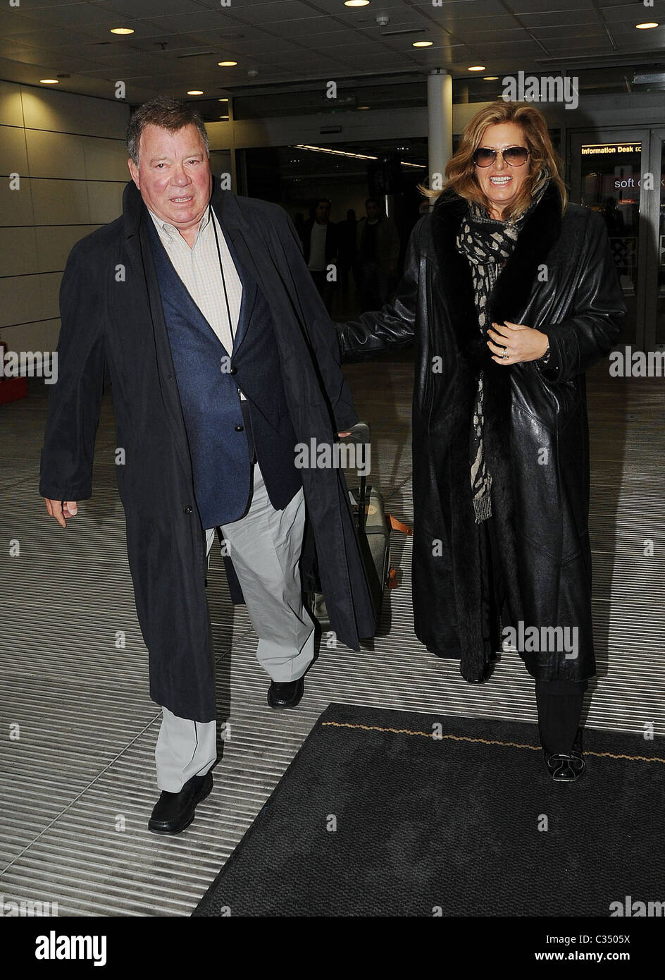 William Shatner und Frau Elizabeth Anderson Martin Ankunft in Dublin Flughafen Dublin, Irland - 31.01.09 Stockfoto