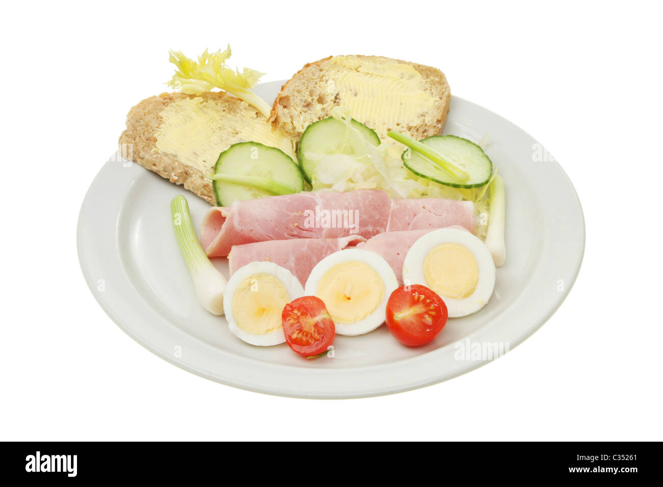 Salat mit Schinken und Ei mit Brot und butter Stockfoto