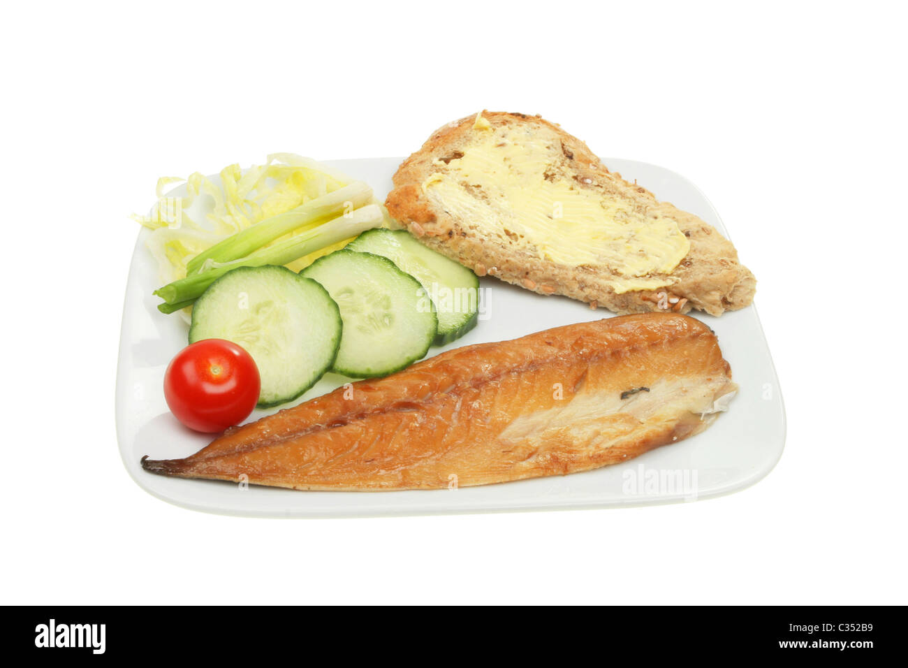 Platte mit geräucherter Makrele Salat und Brot isoliert auf weiss Stockfoto