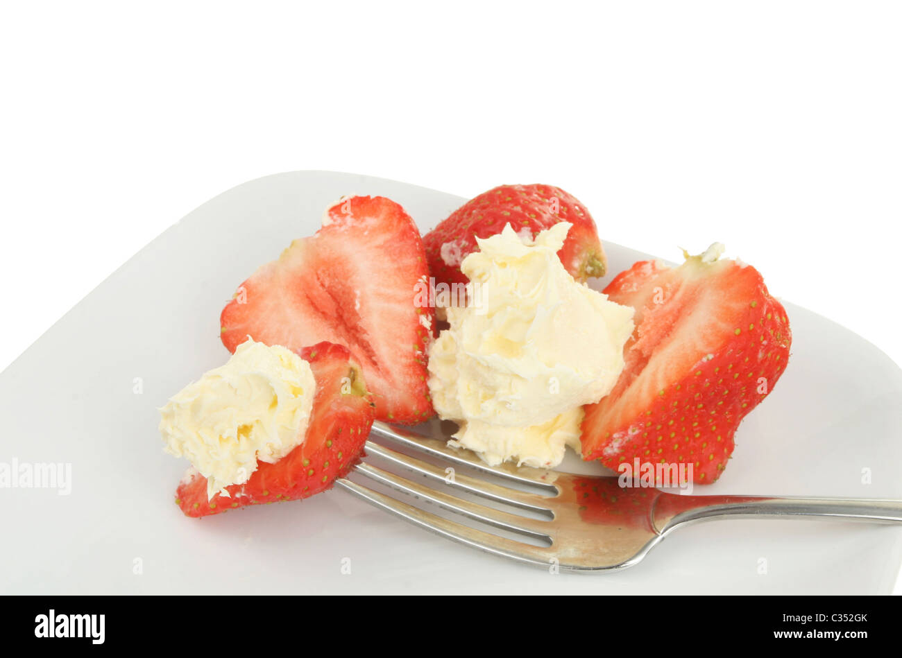 Erdbeeren und Sahne mit einer Gabel auf einem Teller Stockfoto