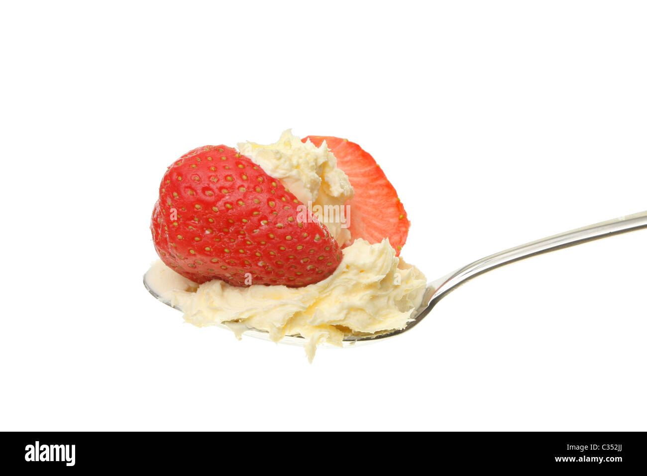 Erdbeere und Clotted Cream in einem Löffel Stockfoto