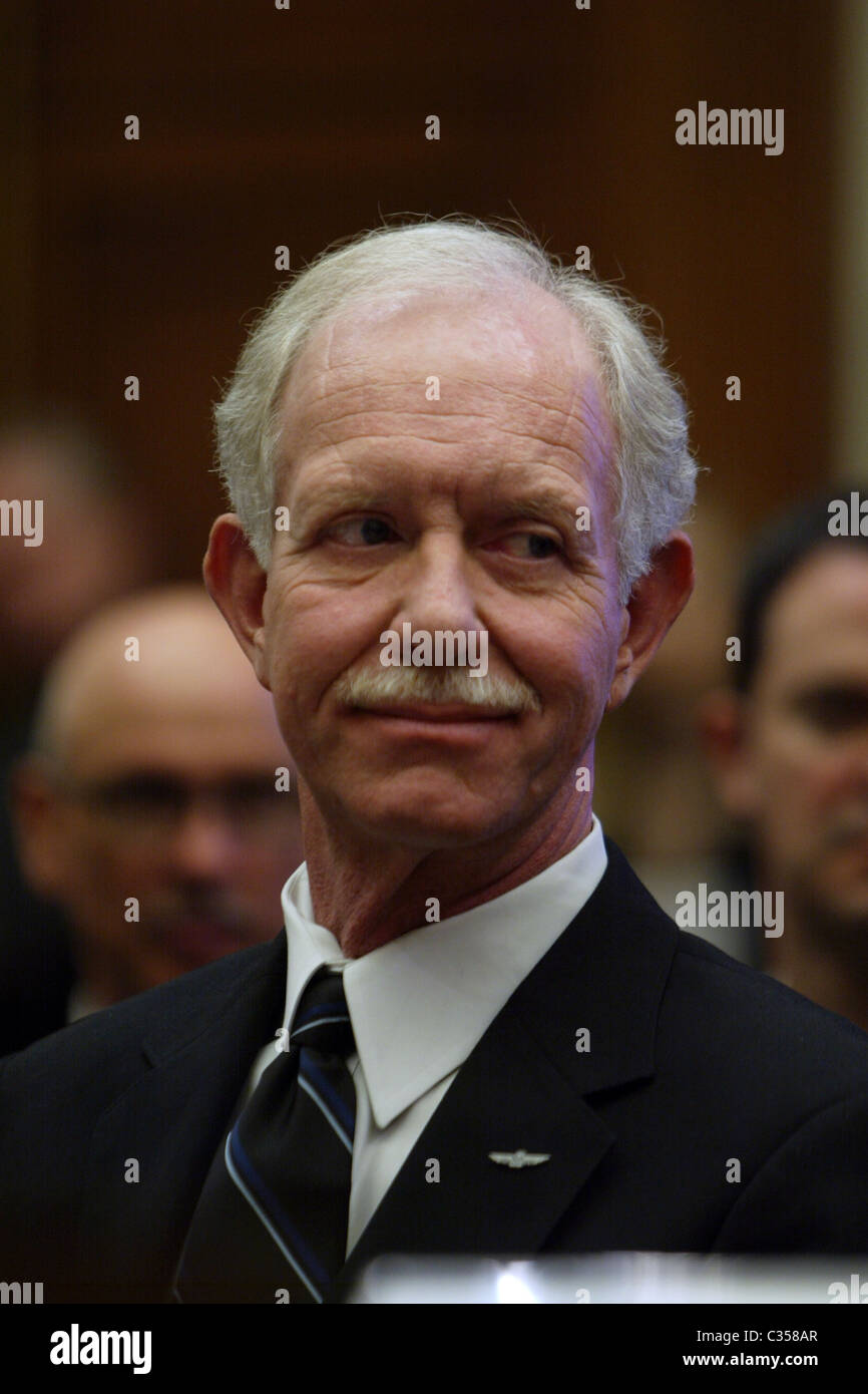 Captain Chesley Sullenberger III Crew der U.S. Airways Flüge 1549 Zeugen bei einem Haus Transport und Infrastruktur Stockfoto