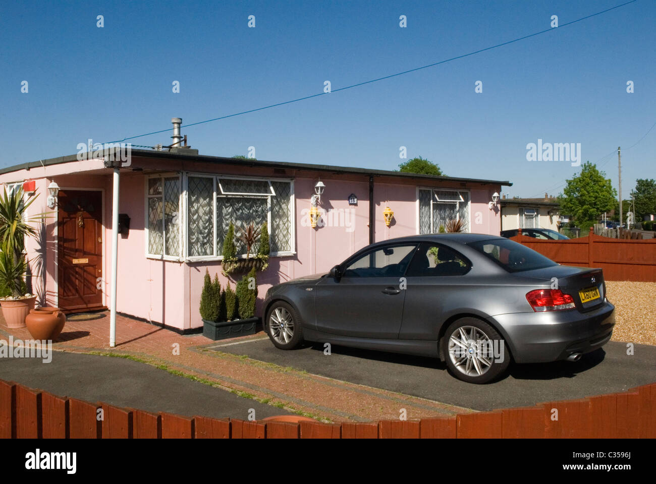 Post World Ware II 2, Prefab, Wohnsitz: Catford South London, Bezirk Lewisham. Excalibur Estate ein nach dem Krieg vorgefertigtes Gebäude vor der Fab-Baustelle mit rund 200 Häusern. 2010s, 2011 HOMER SYKES Stockfoto