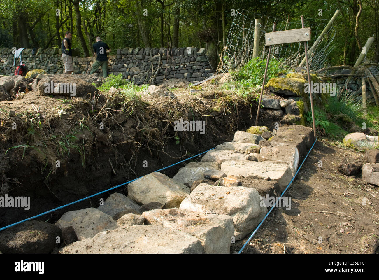 Ein Pensum von Trockenmauer aufgebaut, zeigt Grundsteine. Stockfoto