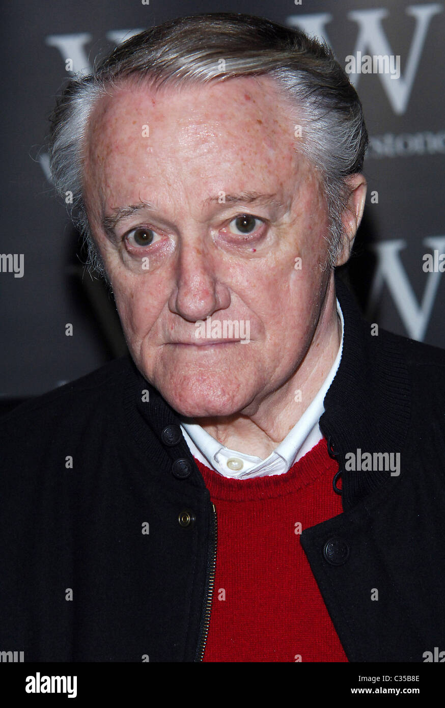 Robert Vaughn unterschreibt Kopien seiner Autobiografie 