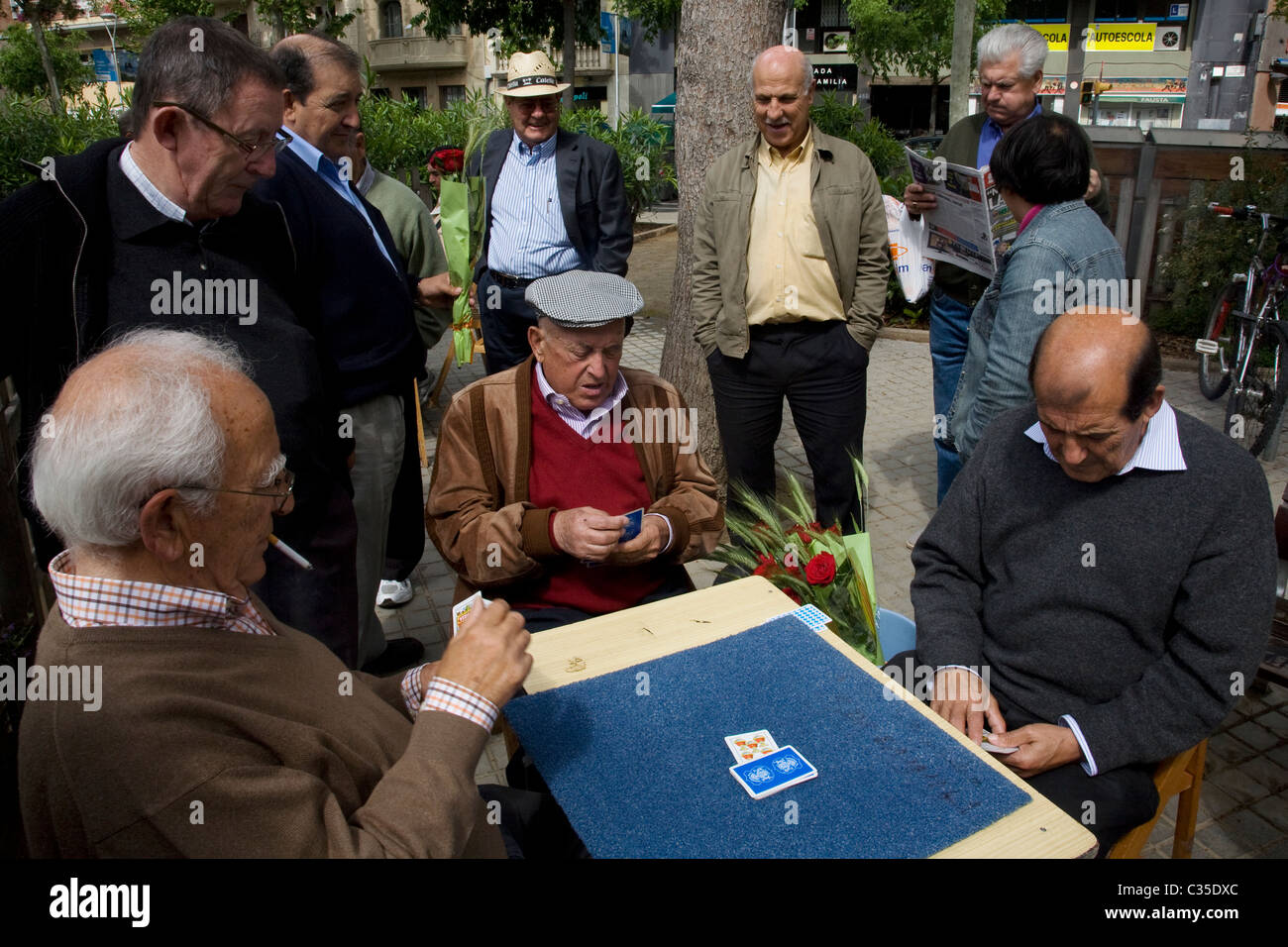 Spanisch/Katalanisch Männer Spielkarten im Freien in der Sonne Stockfoto