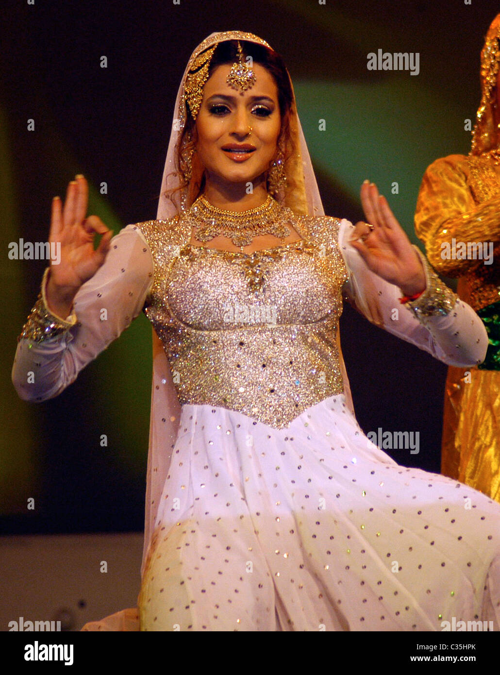 Plyajdagi echinish xonasida yashirin mini kamera Seks otasi qizini aldashini tomosha qiling