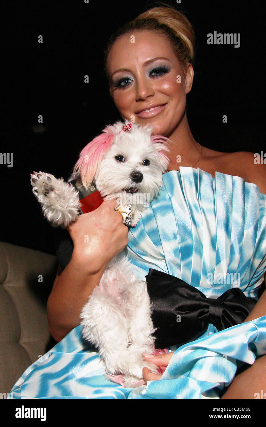 Aubrey O' Day feiert Geburtstag und die Freilassung der März 2009