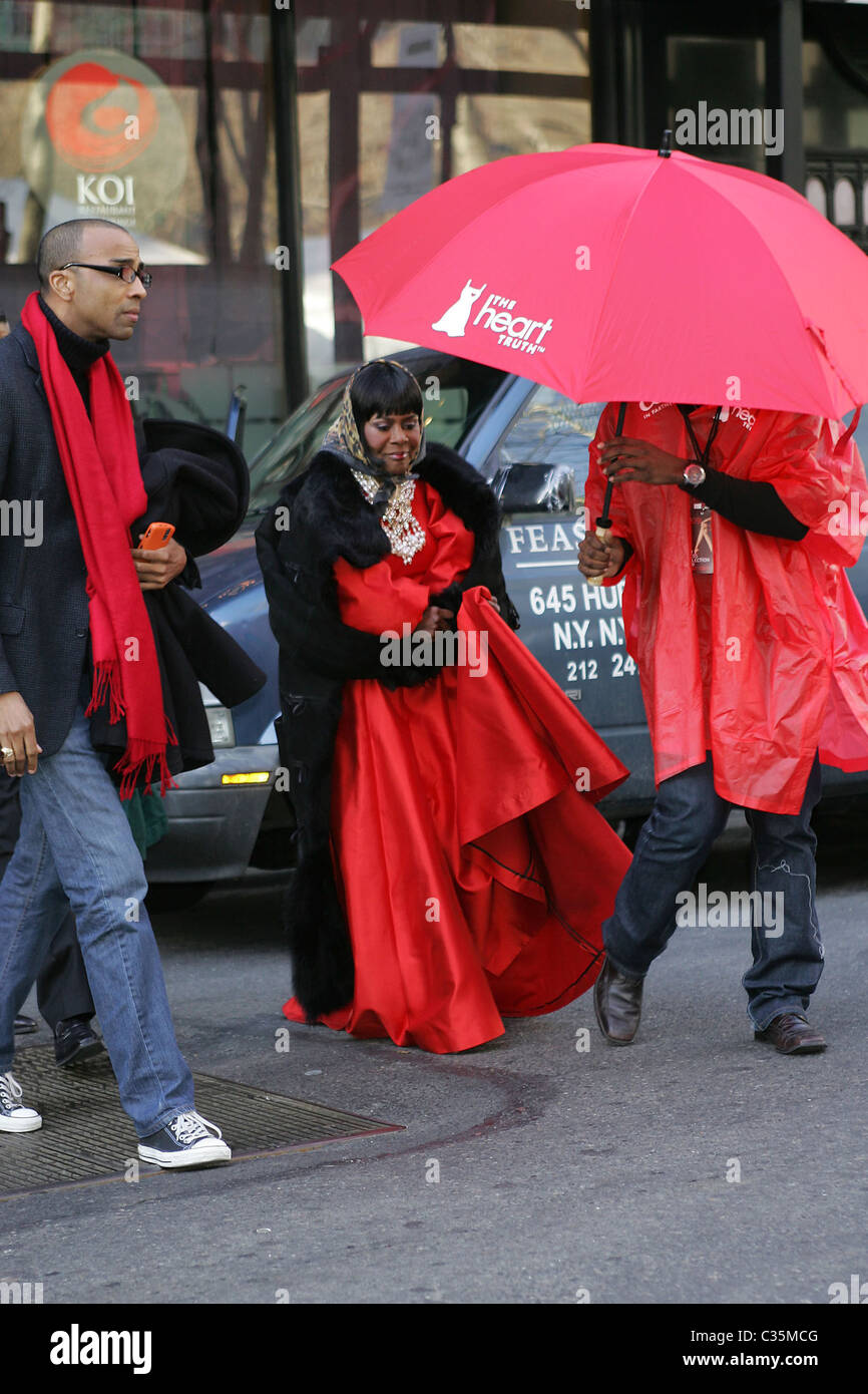 Cicely Tyson sah aus wie wenig Red Riding Hood Mercedes-Benz IMG New York Fashion Week Herbst 2009 - The Heart Truth rot Stockfoto