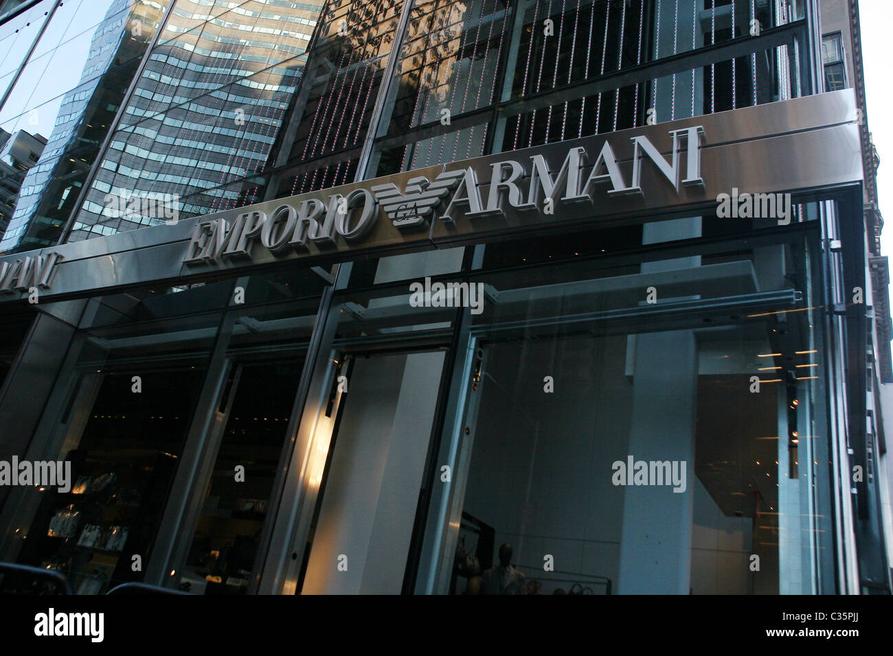 Atmosphäre neue Armani Store auf der 5th Avenue eröffnet. New York City, USA - 17.02.09 Stockfoto