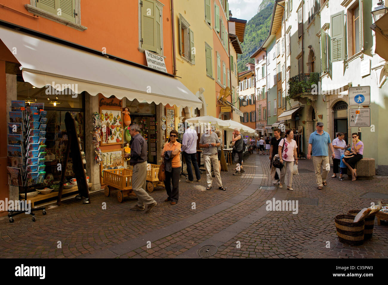 Einkaufen in Fiume Street, Riva del Garda, Trentino Alto Adige, Italien, Europa Stockfoto