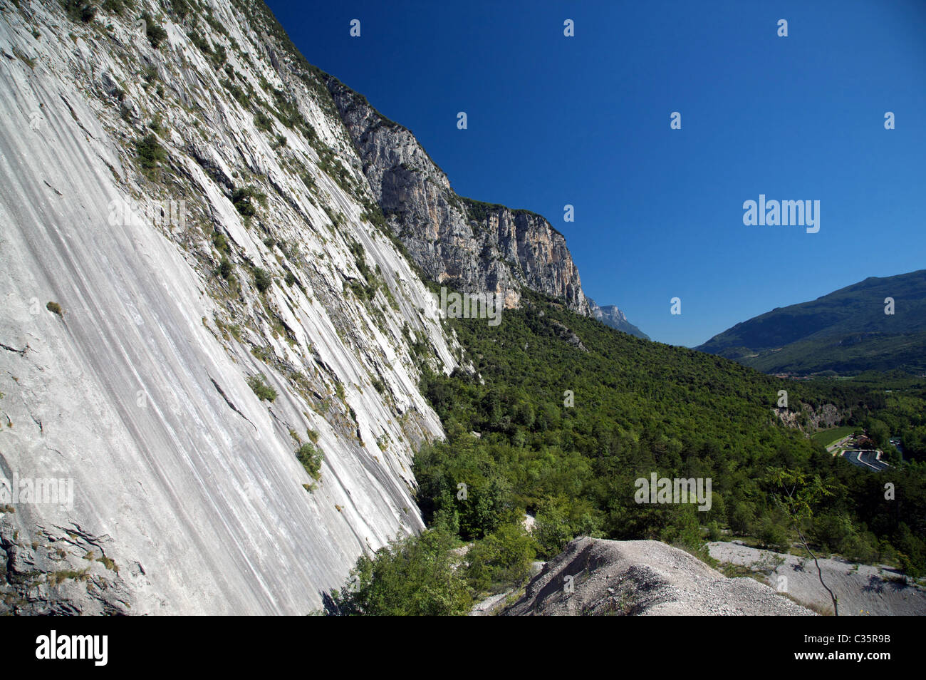 Felswand genannt "Parete Zebrata" Monte Brento, Pietramurata, Dro, Laghi Tal, Trentino Alto Adige, Italien, Europa Stockfoto