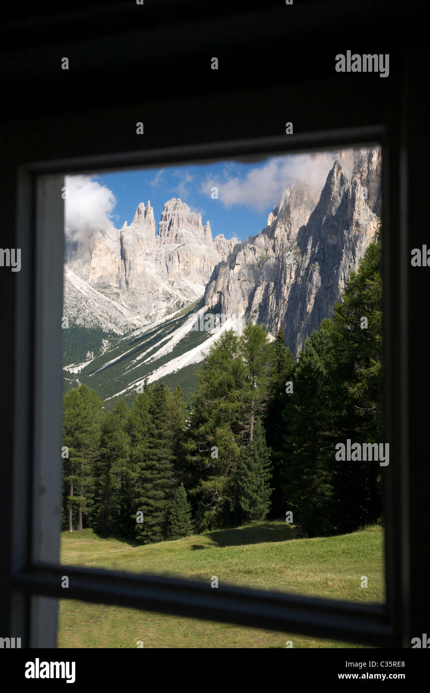 Blick aus dem Fenster des Ciampedie Hütte Rosengarten Gebirge und Torri del Vajolet, Fassatal, Trentino Alto Adige, Italien Stockfoto