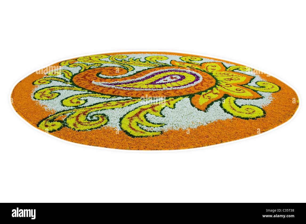 Blumenschmuck für Onam Festival in weißem Hintergrund Stockfoto