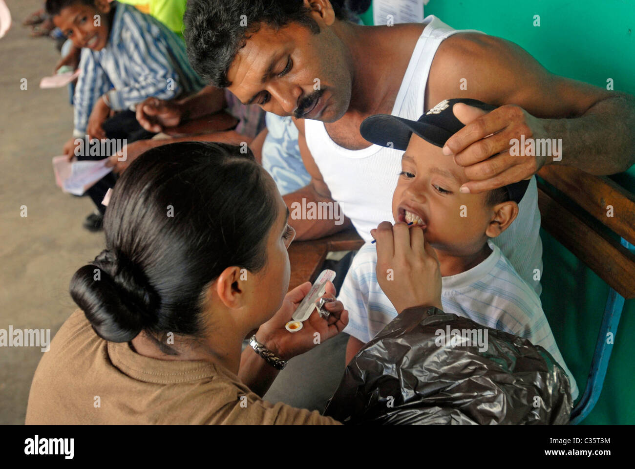 TUAPI, Nicaragua, Hospital Corpsman bekommt Hilfe von einem jungen Vater während eine zahnärztliche Untersuchung Stockfoto