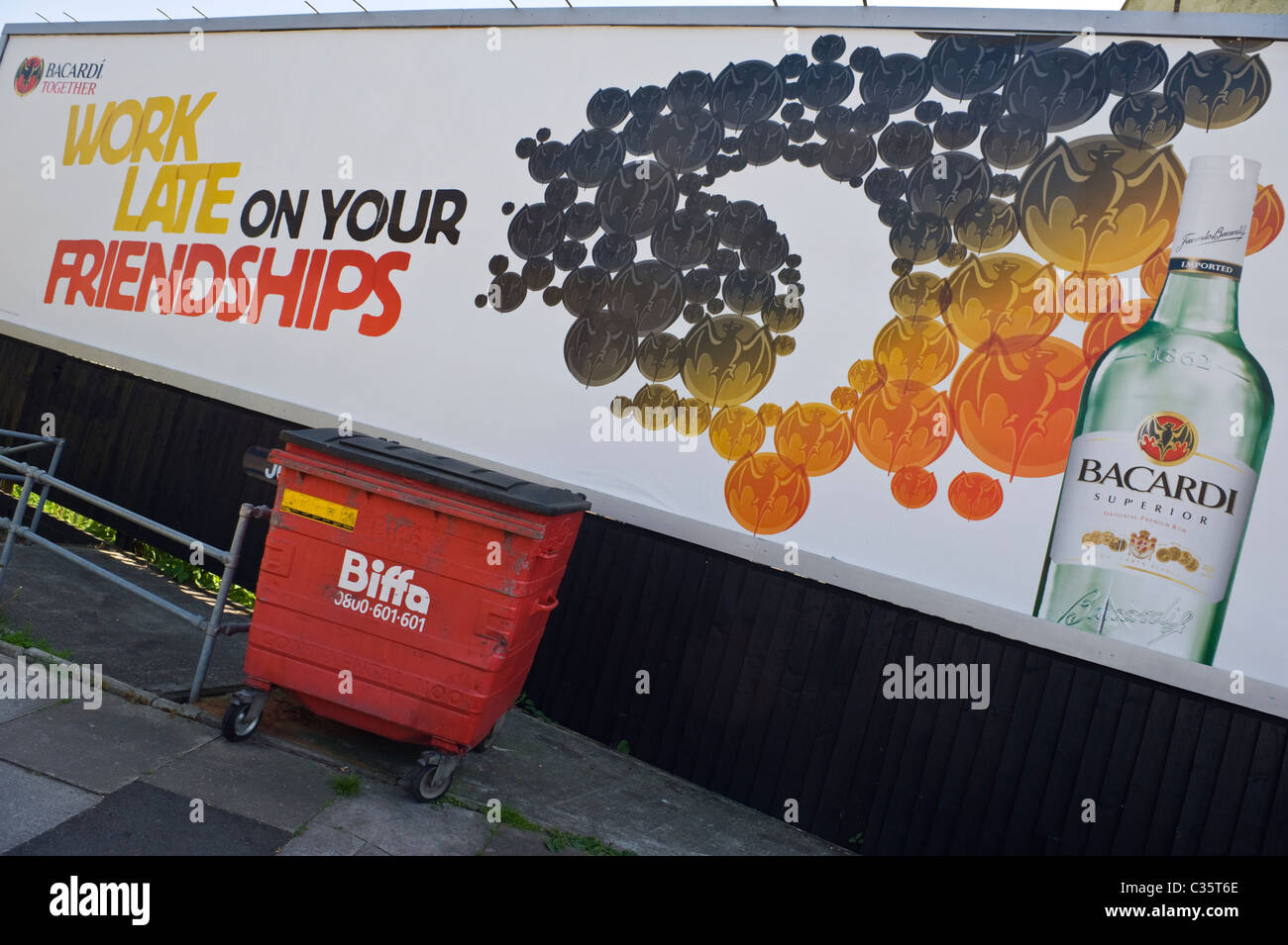 Werbung auf Reklametafeln JCDECAUX Website Werbung für BACARDI Rum alkoholisches Getränk mit Biffa Abfallbehälter Stockfoto
