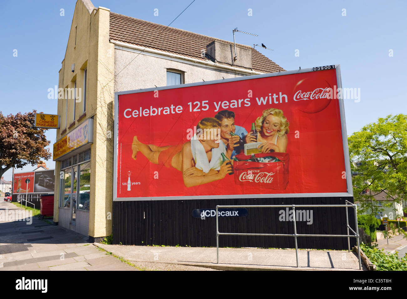 Werbung auf Reklametafeln JCDecaux site Advert feiert 125 Jahre COCA COLA Stockfoto