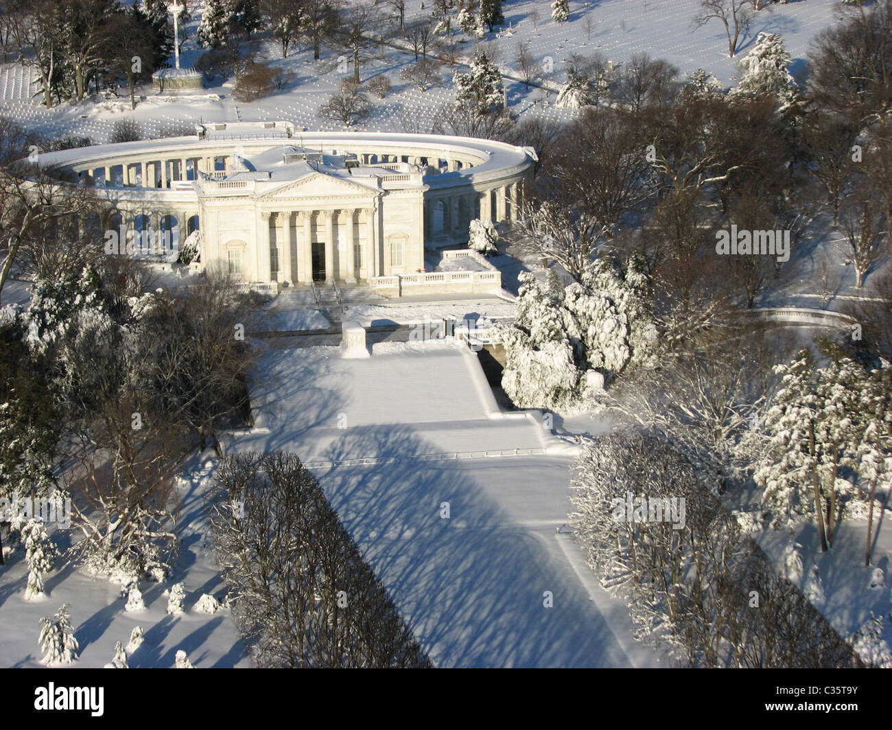 Schnee bedeckt das Grabmal der unbekannten auf dem Arlington National Cemetery nach einem in der Nähe von Rekord Schneefall in Virginia Stockfoto