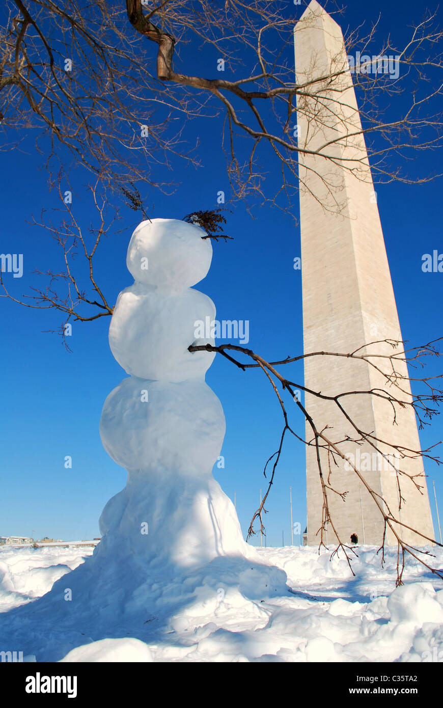 Ein Schneemann ist nach einem in der Nähe von Rekord Schneefall in der Umgebung von Washington DC auf der National Mall in der Nähe von Washington Monument Stockfoto