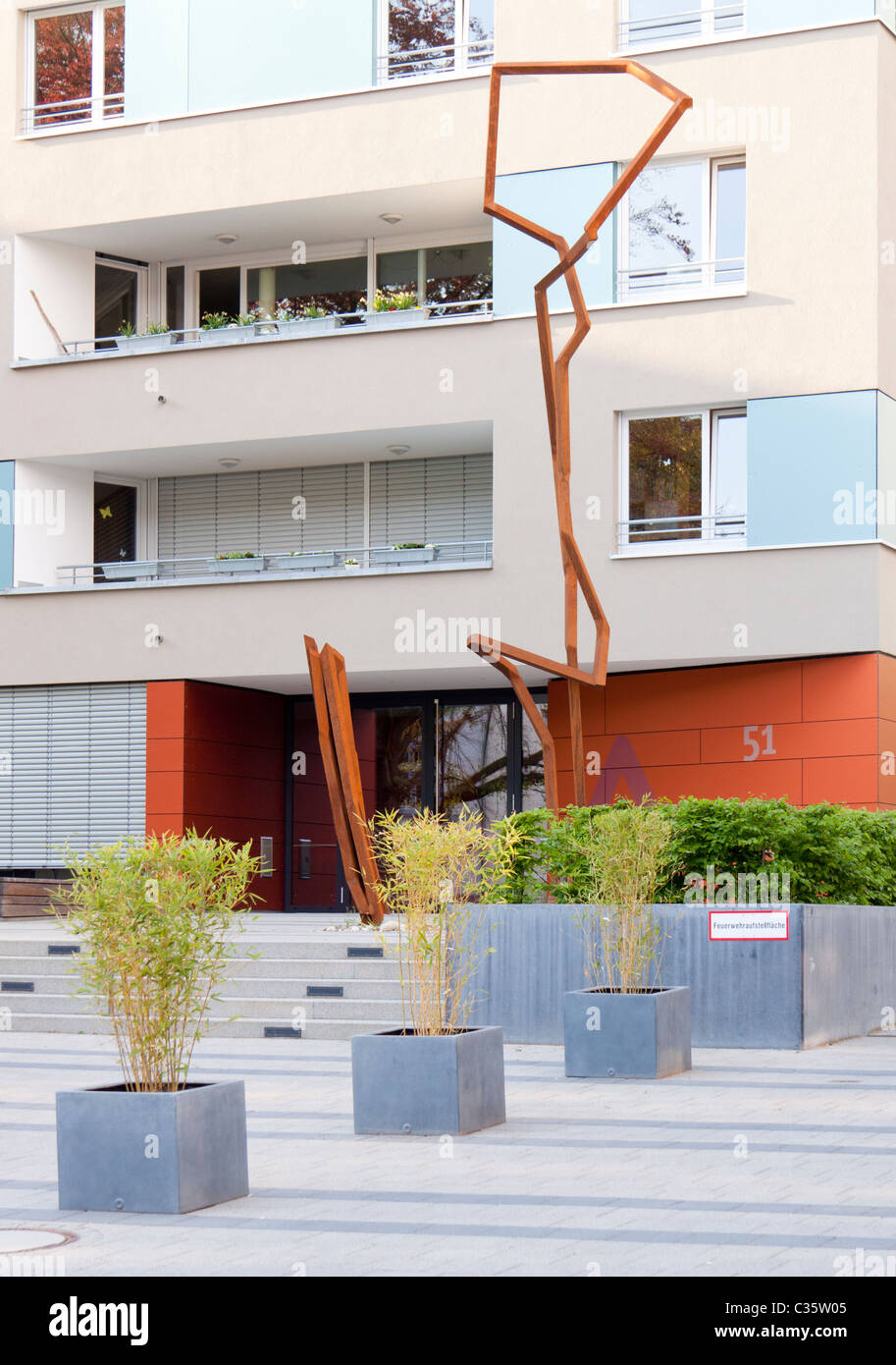 Moderne Architektur in Wohnblocks auf Kartäuserstrasse in der Nähe der Innenstadt von Freiburg im Breisgau Stockfoto