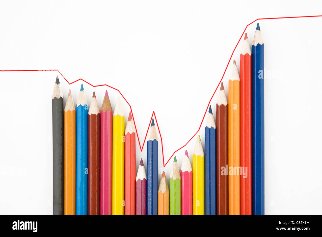 Business-Grafik zur Veranschaulichung Wachstum bestehend aus Buntstiften und rote Linie Stockfoto