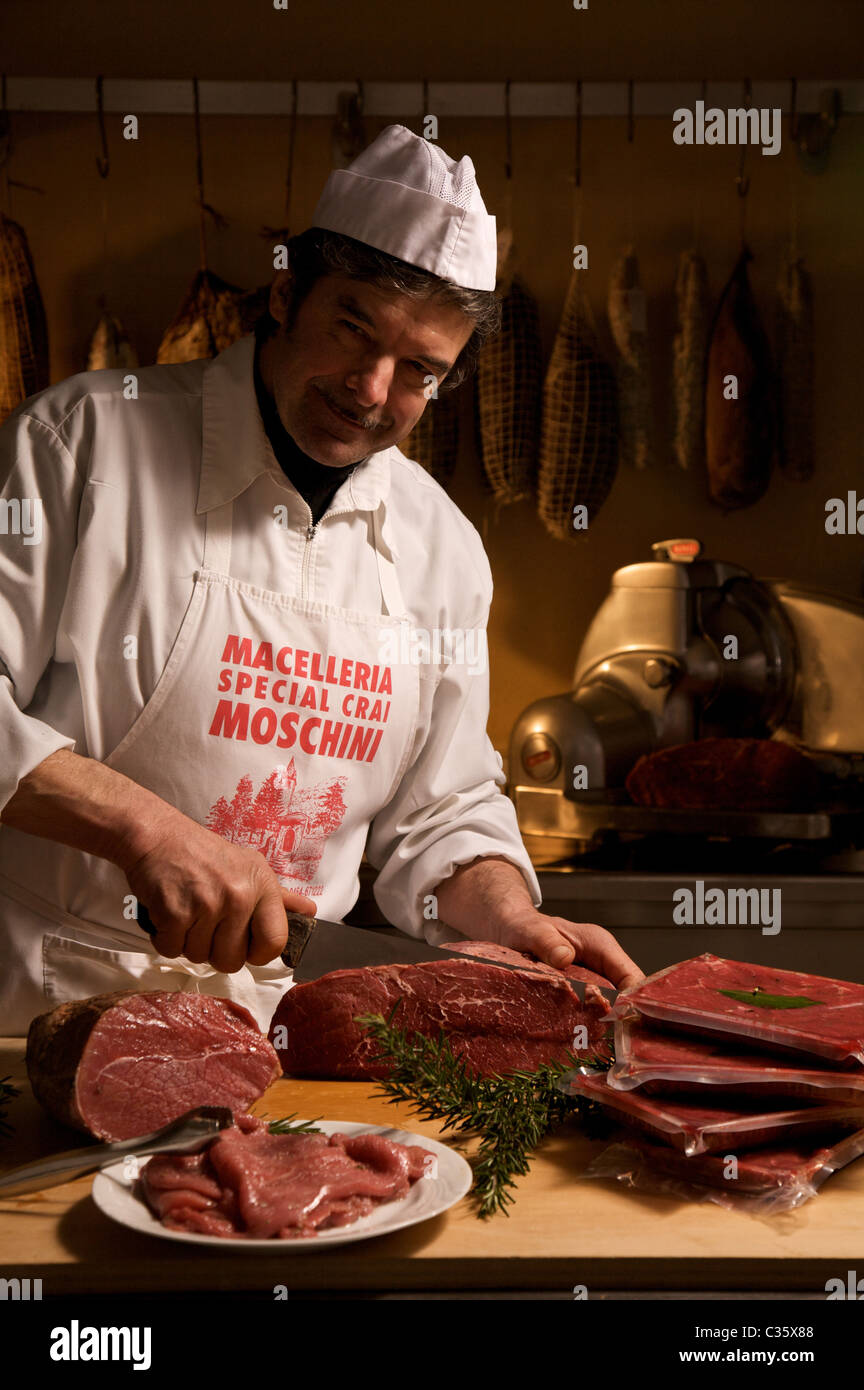 Gabriele Moschini mit Ihrer Produktion von "Carne Sala'' oder"Carne Salada"Vallagarina, Ala, Trentino, Italien, Europa Stockfoto