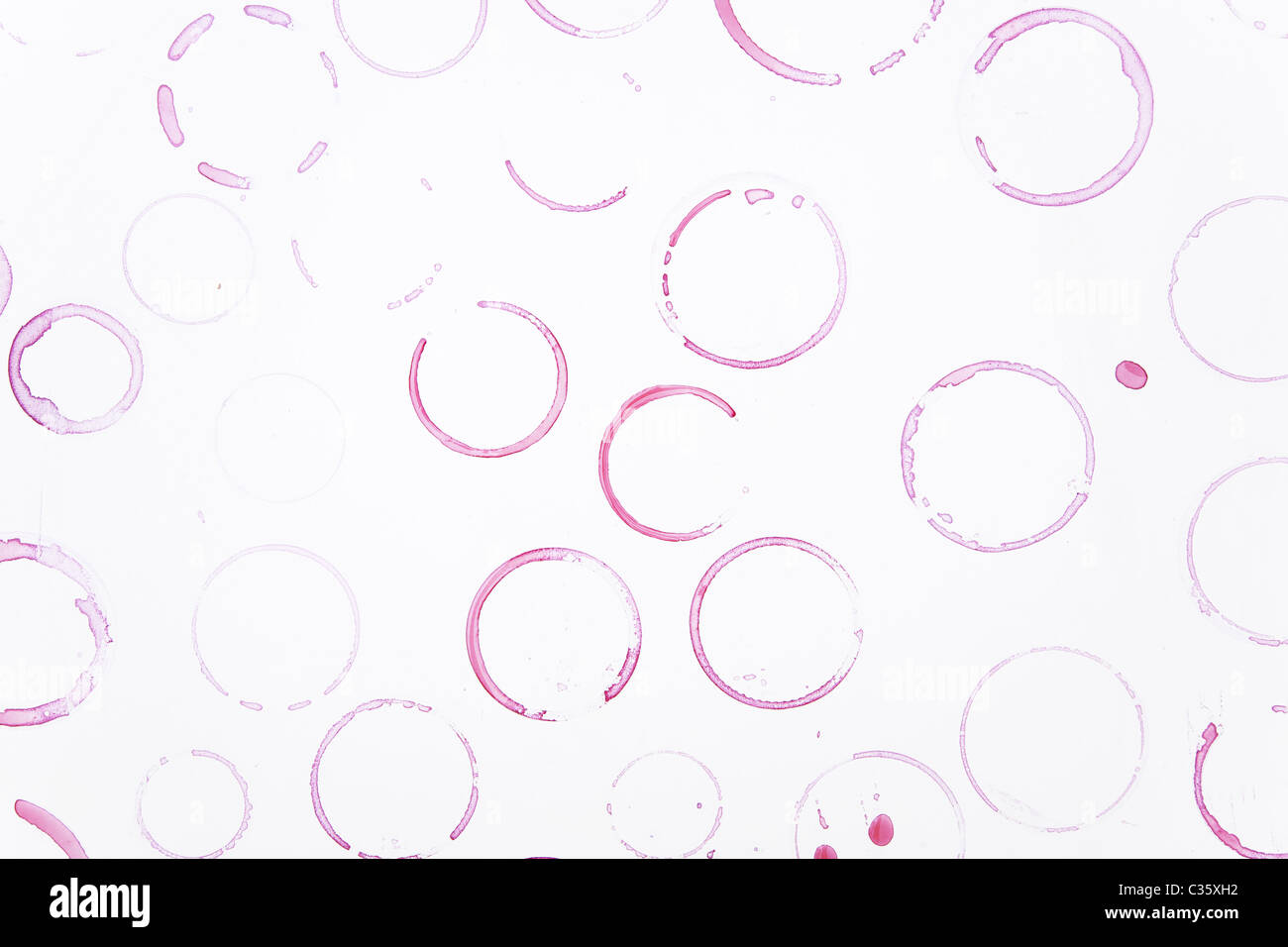 Nahaufnahme von Weinglas Flecken auf weißem Hintergrund Stockfoto