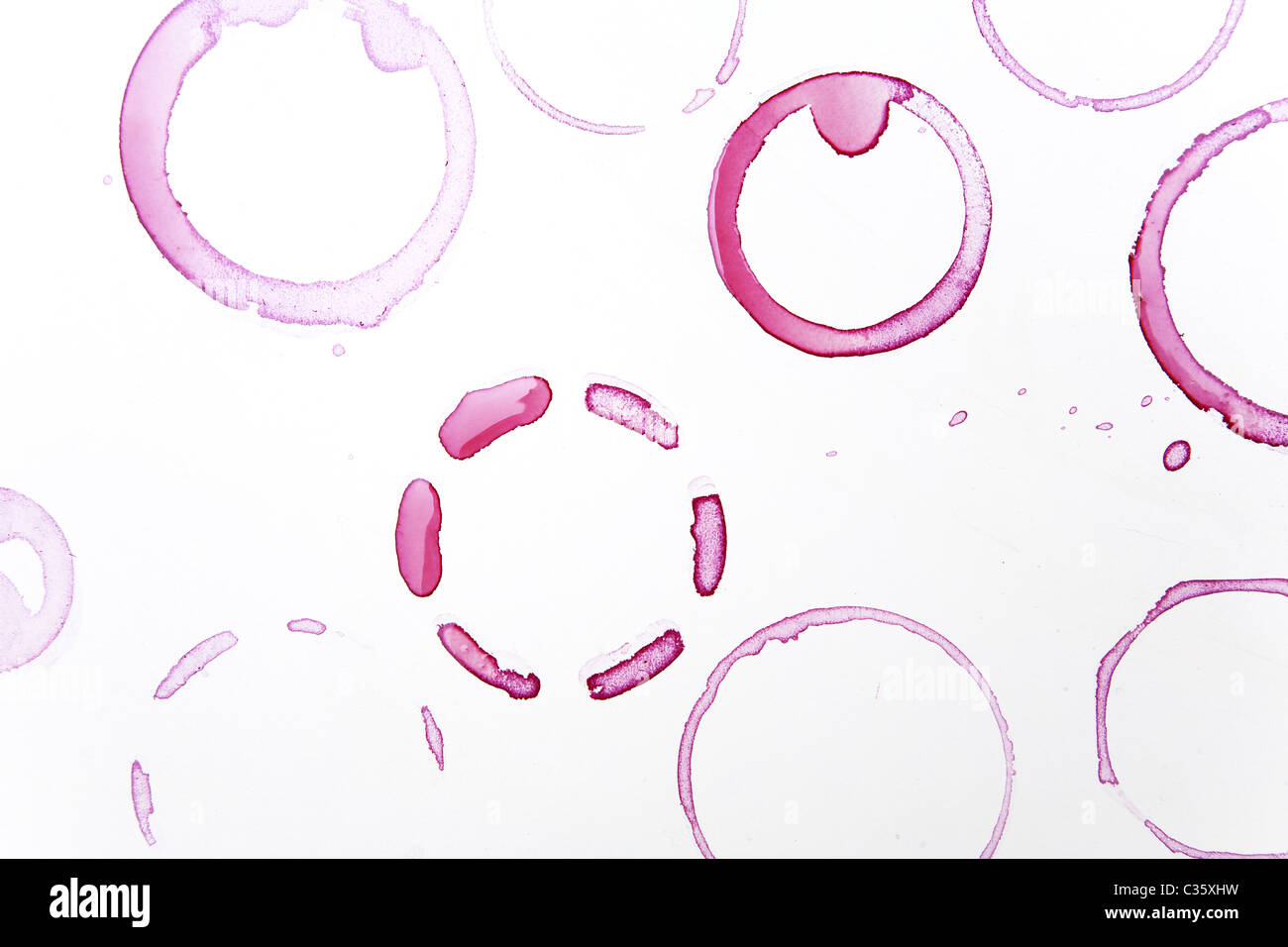 Nahaufnahme von Weinglas Flecken auf weißem Hintergrund Stockfoto