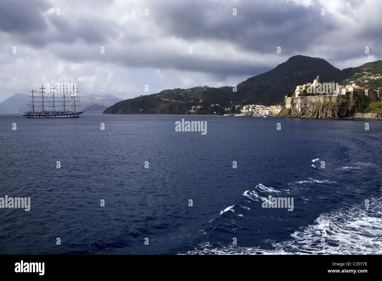 Segelschiff, Insel Lipari, Äolischen Inseln, Sizilien, Italien Stockfoto