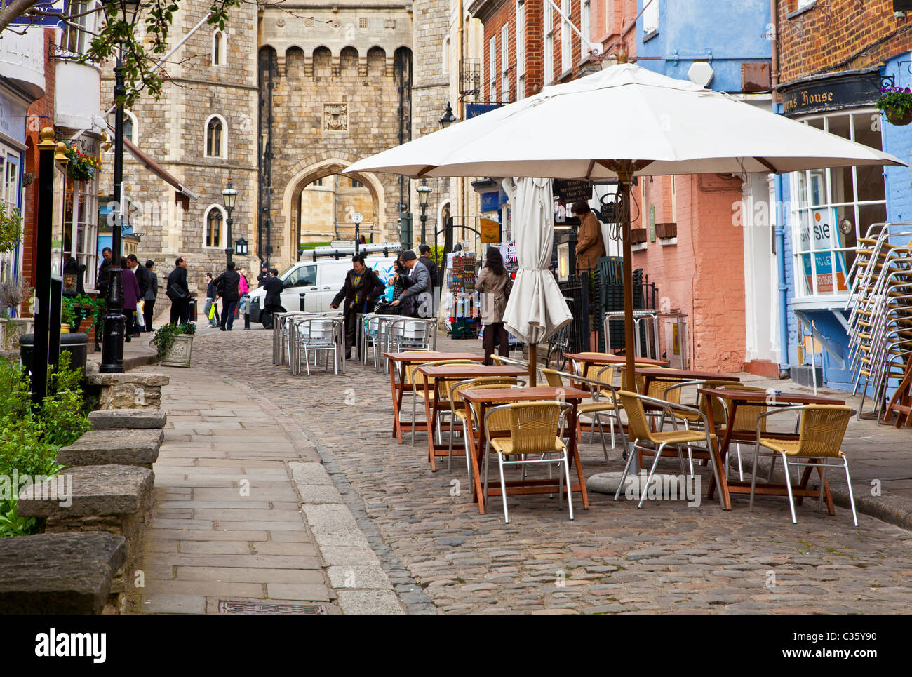 Church Street, einer gepflasterten Straße von Bars, Restaurants & Souvenirläden mit Blick auf das Schloss in Windsor Berkshire England UK Stockfoto