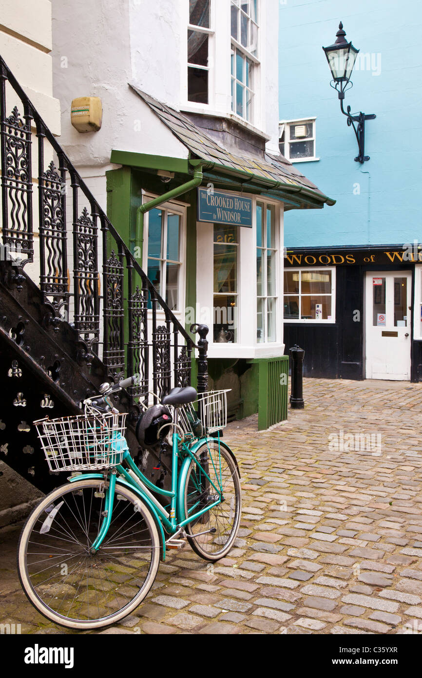 Grünen Fahrrad durch schmiedeeiserne Treppe in der Nähe von the Crooked House, Market Street einen schmalen gepflasterten Backstreet in Windsor, England, UK Stockfoto