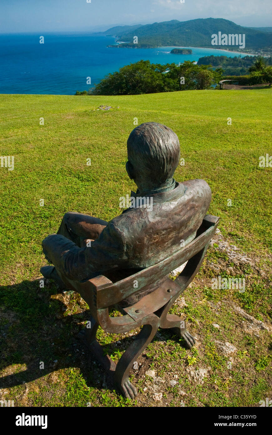 Skulptur von Noel Coward im Firefly, jamaikanische Zuhause von Noel Coward, mit Blick auf Port Maria Bay, St Mary, Jamaika Stockfoto