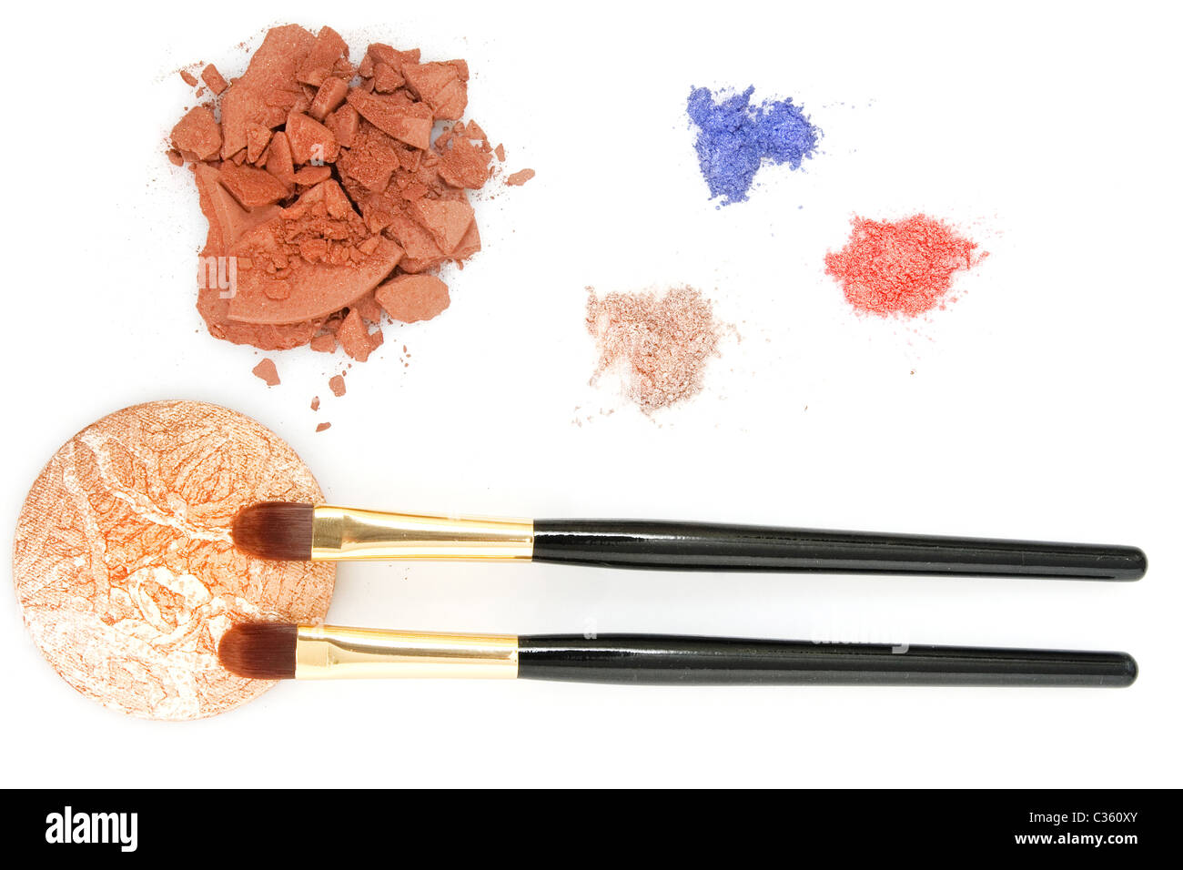 rot, blau, braun Pulver für Make-up und zwei Pinsel Stockfoto