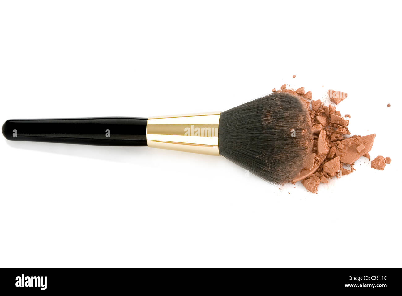 Make-up Pinsel und braunen Pulver isoliert auf weißem Hintergrund Stockfoto