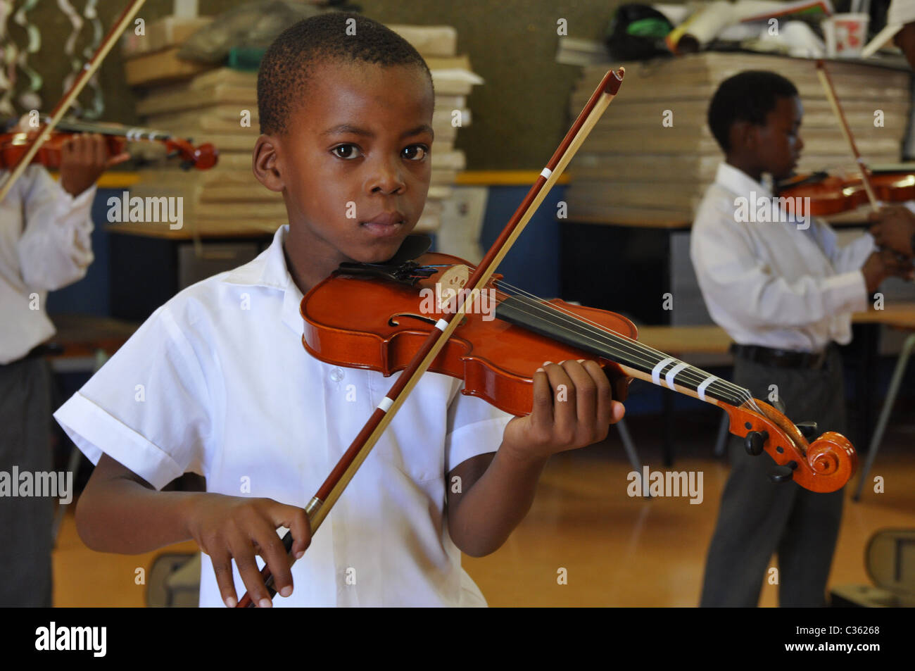 Kinder, die in einem schwarzen Township Geigenspiel unterrichtet werden Schule in Langa - Township von Kapstadt, Violine-Training Stockfoto